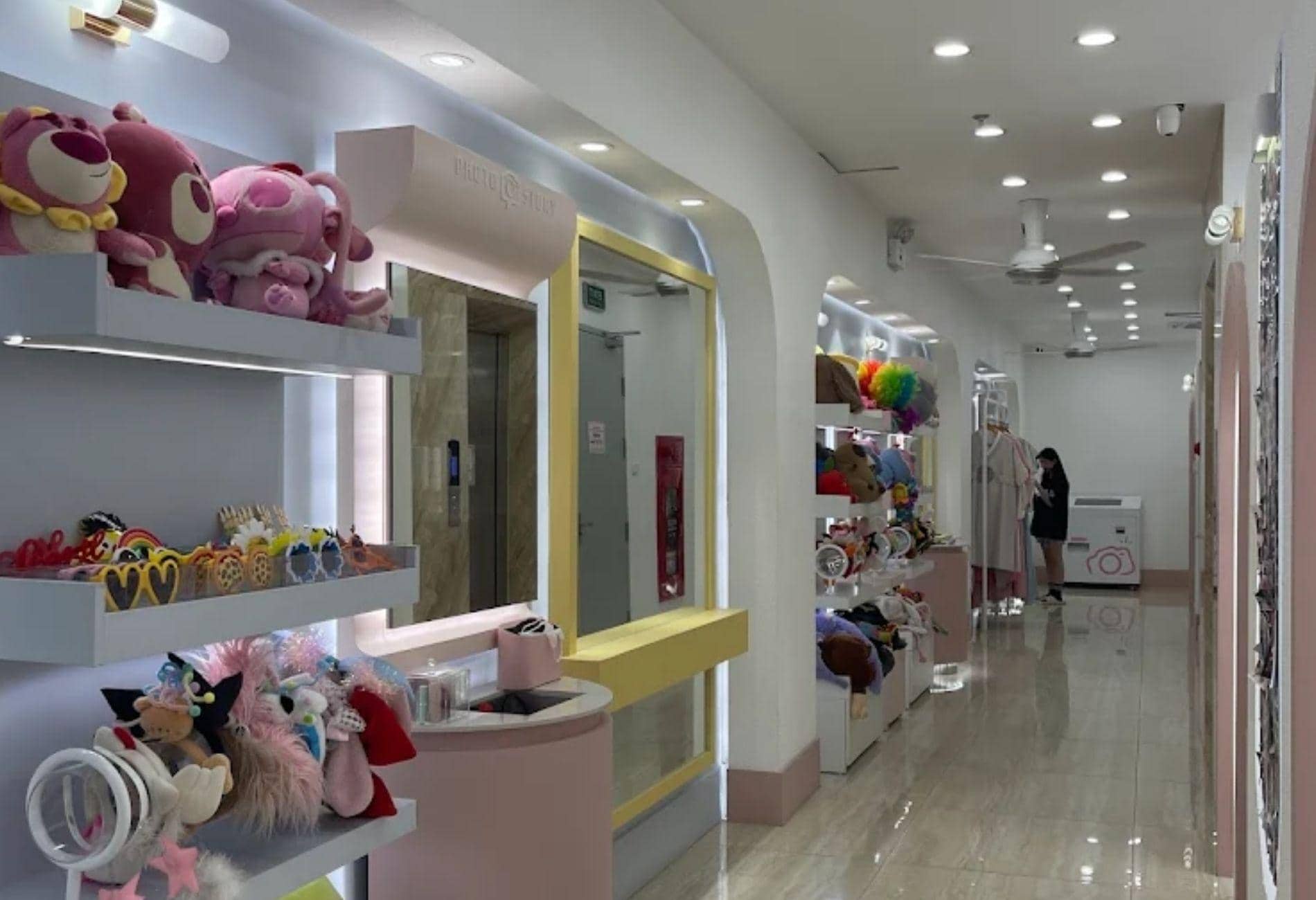 Tận hưởng không gian photobooth rộng rãi và phụ kiện phong phú tại Photo Story để lưu giữ những khoảnh khắc đáng nhớ cùng bạn bè